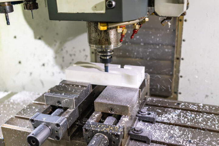 Ilustrační stock: CNC fréza a tool library civilně, bez CAM loga.