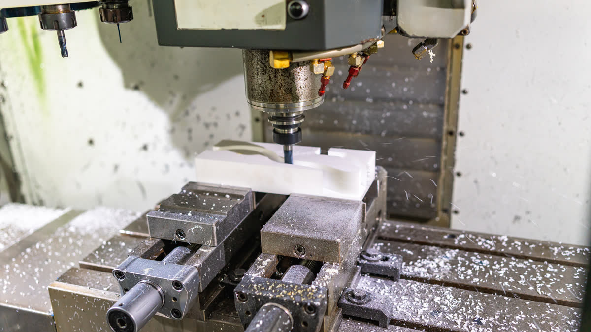 Ilustrační stock: CNC fréza a tool library civilně, bez CAM loga.