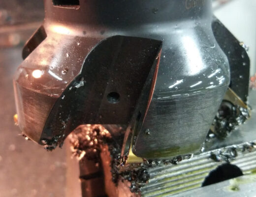 Ilustrační stock: CNC upínač a toolpath clearance civilně, bez loga CAM