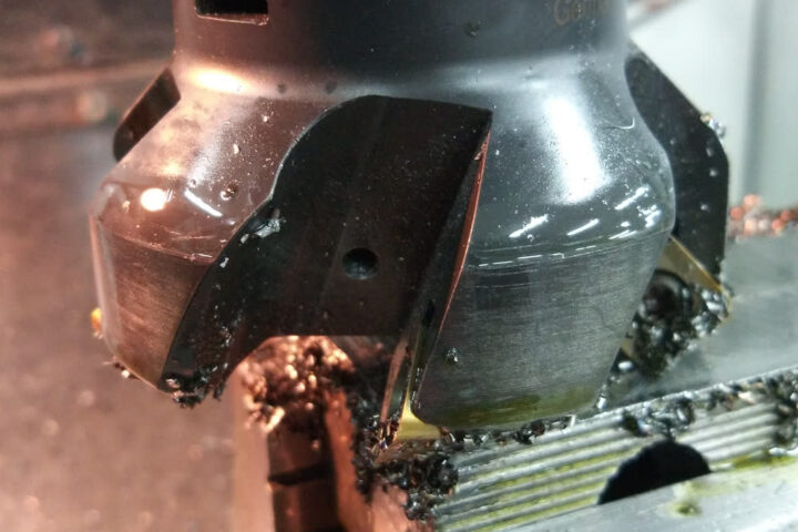 Ilustrační stock: CNC upínač a toolpath clearance civilně, bez loga CAM