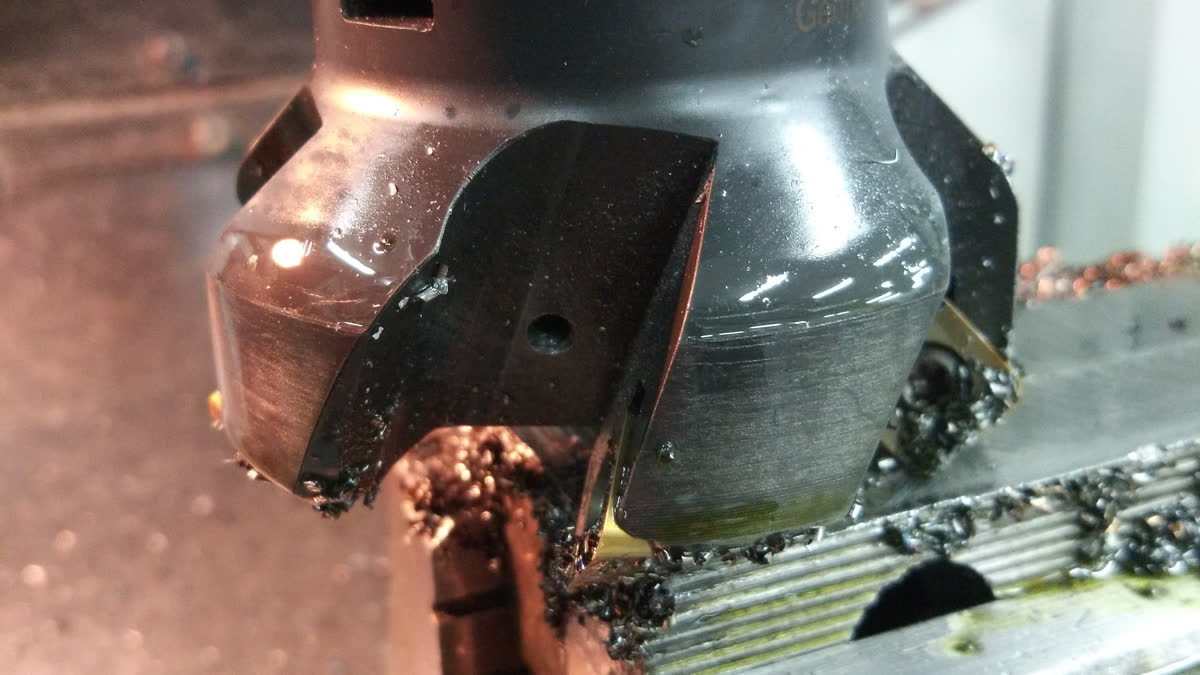 Ilustrační stock: CNC upínač a toolpath clearance civilně, bez loga CAM